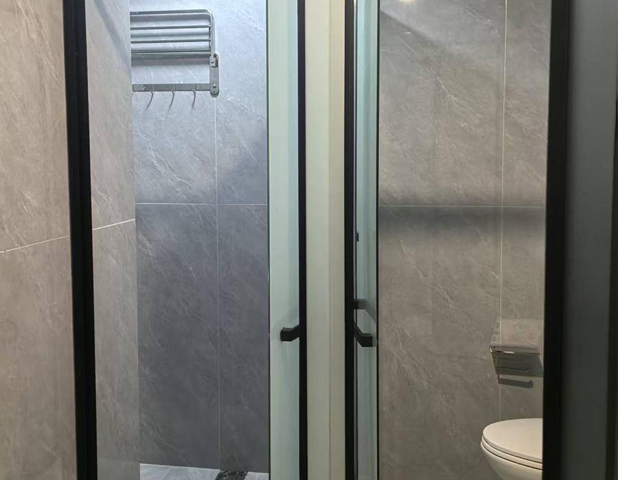 Prefabrikované koupelnové moduly s povrchem z keramických kamenných desek